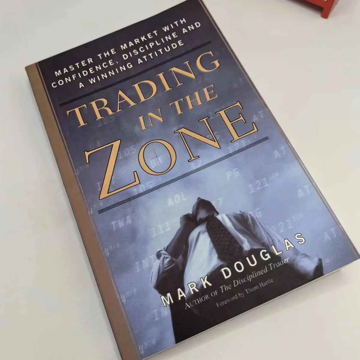 Trading in the Zone: Master the Market with Confidence Discipline and a Winning Attitude von Mark Douglas – englisches Buch mit Taschenbuch