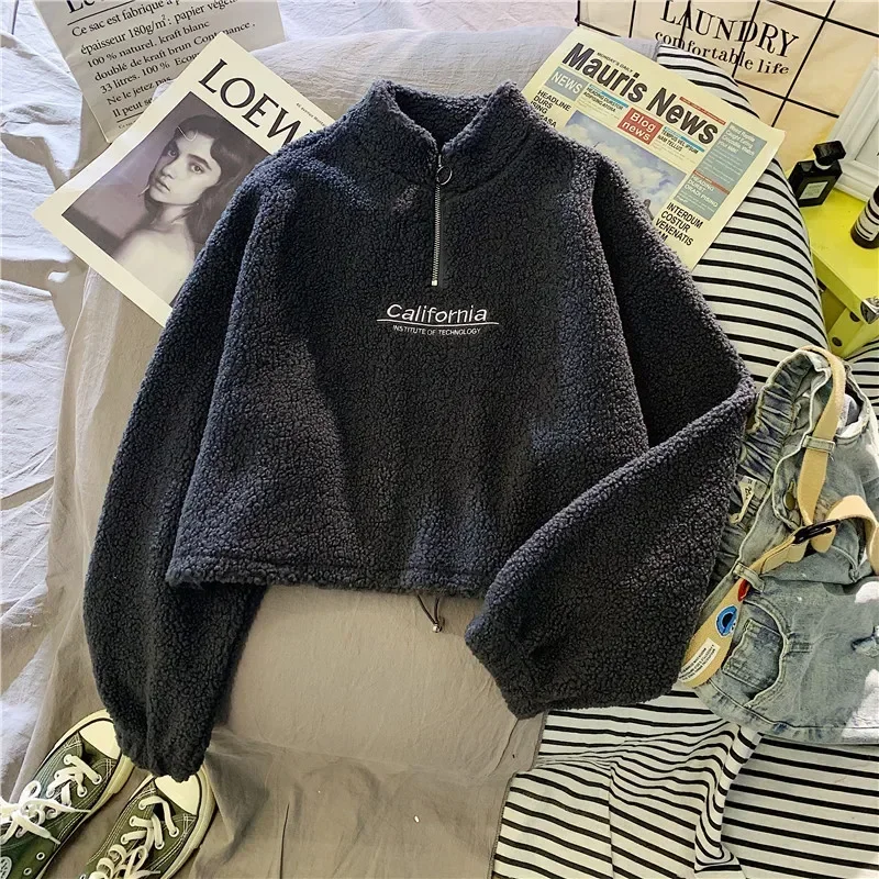 Damen-Fleece-Sweatshirt mit halbem Reißverschluss, Buchstabenmuster, Stehkragen, lange Ärmel, Kapuzenpullover, kurzes Oberteil, lässiger, lockerer Schnitt, warm, für Herbst und Winter, Pullover. – Detail 9