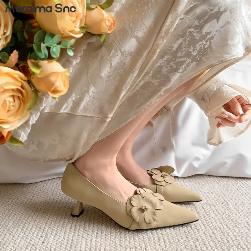 

Three-Dimensional Flower Workplace Pumps Pointed Toe Medium Heels Stiletto Heels High Heels Fashionable and Simple Women's Shoes