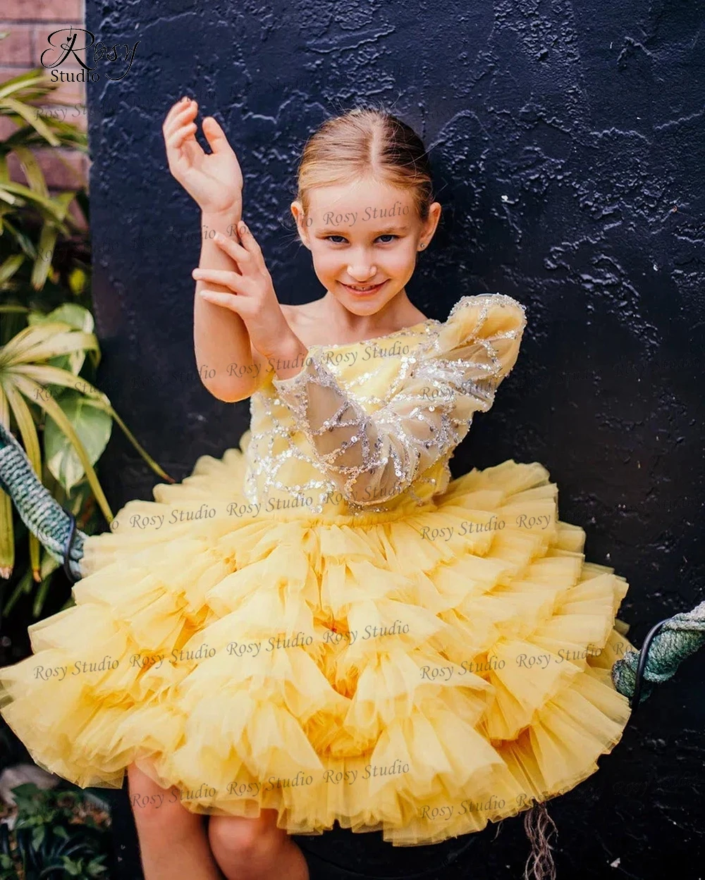 Cute One-shoulder Yellow Tiered Pageant Gown A-line Flower Girl Dress Knee Length Sequin Party Dress for Kids