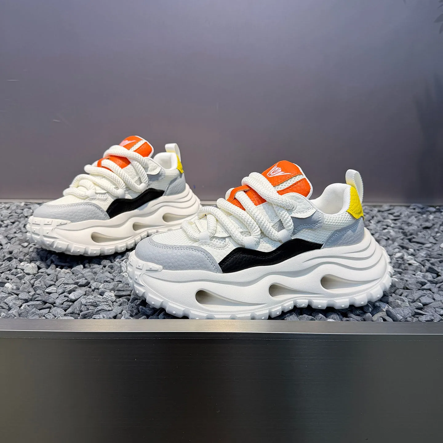 Herren-Sneaker mit dicker Sohle und perforiertem Design, mit dicken Seilschnürsen, Obermaterial aus Mesh-Gewebe und genarbter Textur für Atmungsaktivität und Komfort, dicke Sohle zur Erhöhung der Körpergröße, rutschfestes und verschleißfestes Design mit grobem Zahnmustermuster, trendiger Street-Style, geeignet für verschiedene Alltagstouren, Einkäufe und andere Anlässe. – Detail 10