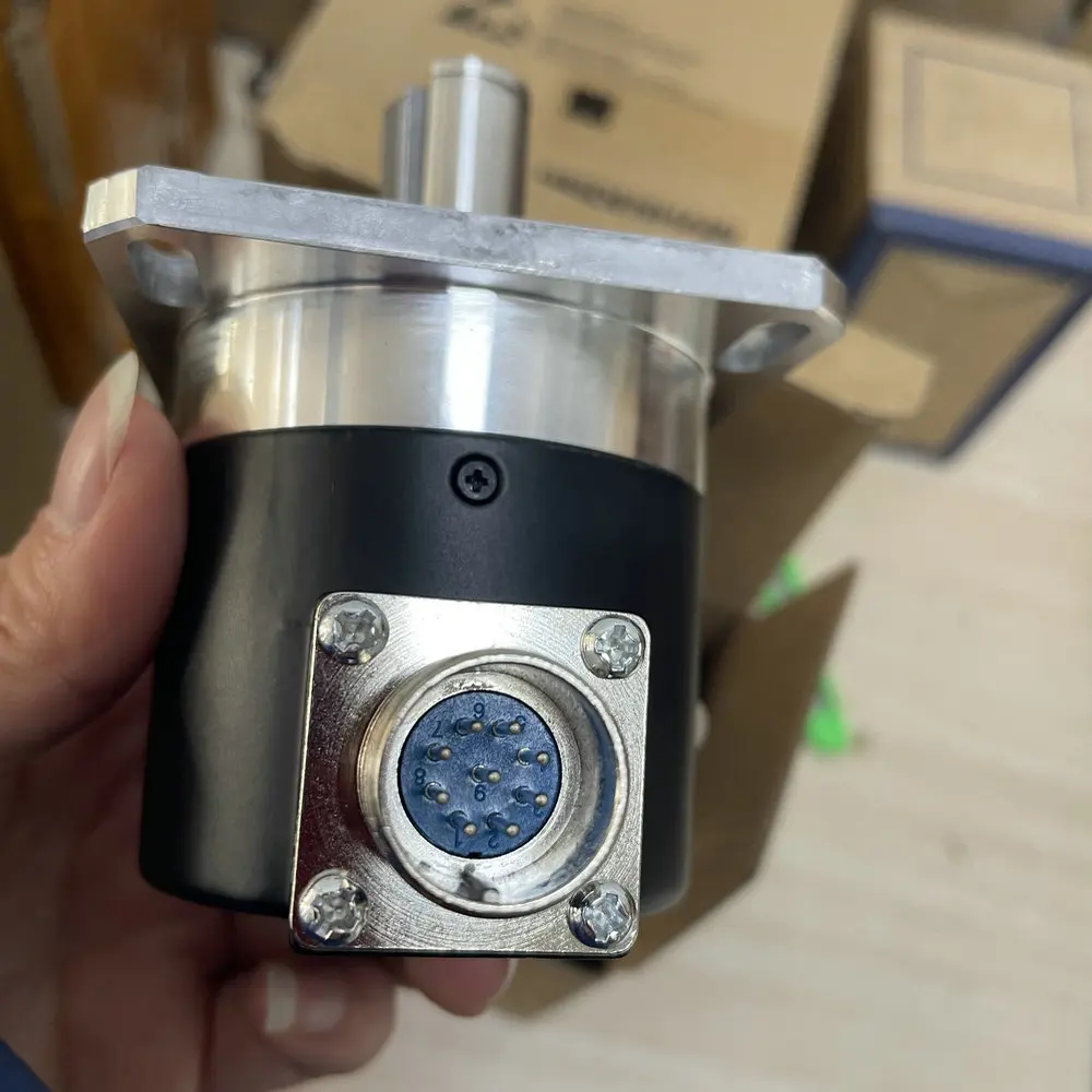 R62S-15C05L-1024BM/09 جهاز تشفير دوار بعمود شفة مربع #4