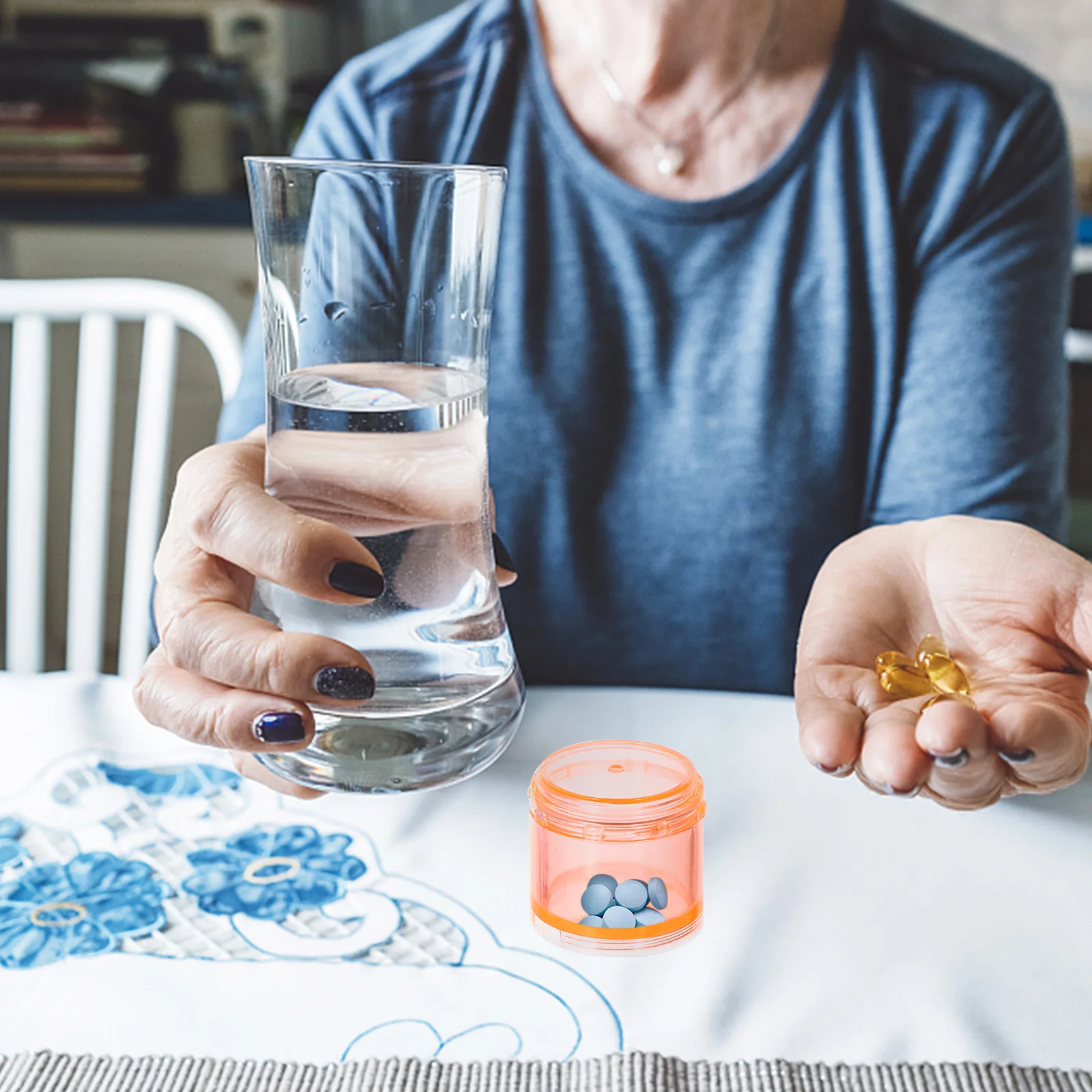 

Маленький еженедельный органайзер для лекарств, штабелируемый футляр с несколькими отделениями для ежедневного приема таблеток, без специфического запаха, для путешествий