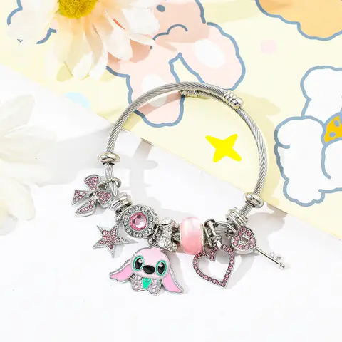 Armbandet i Stitch-serien har rosa dekorativa pärlor och hjärtformade hängen, lämpliga att bära under festivaler. 10 best sales strängstygn - №4