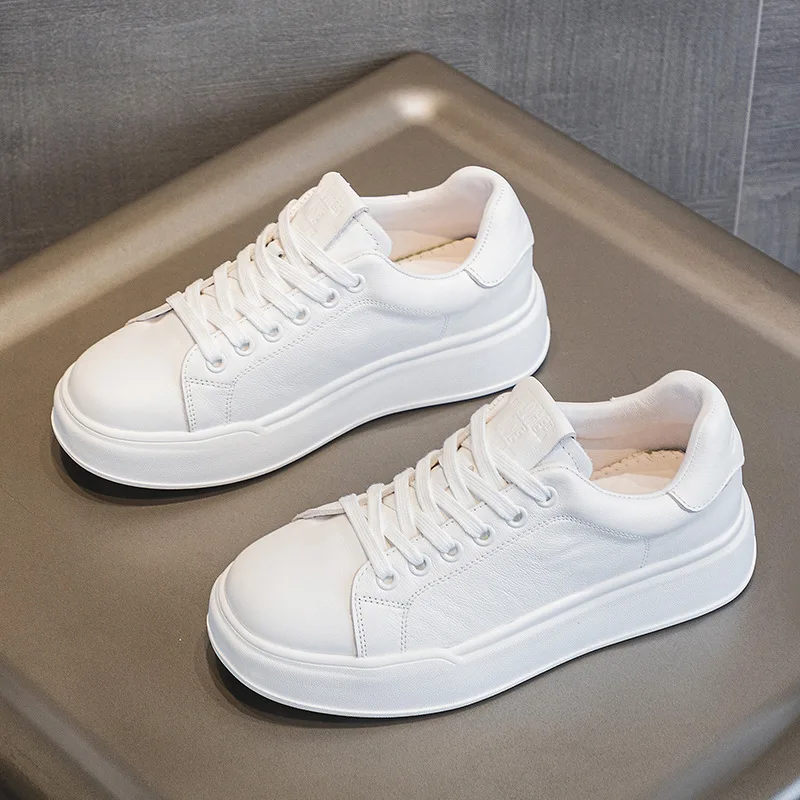 

Белые женские кеды на толстой подошве для весны и осени 2026 года: легкие, универсальные, повседневные.