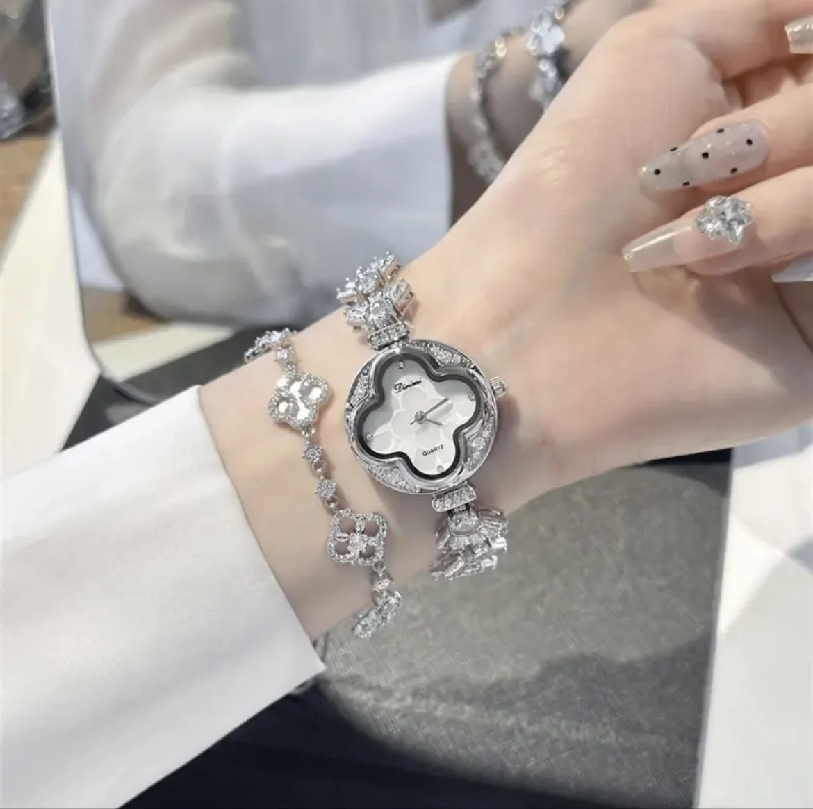 2025 تشود! ساعة ماسية فاخرة للنساء، هيكل معدني على شكل قلب، سوار مروحة، موضة شي ينغ الجديدة، هدية للنساء