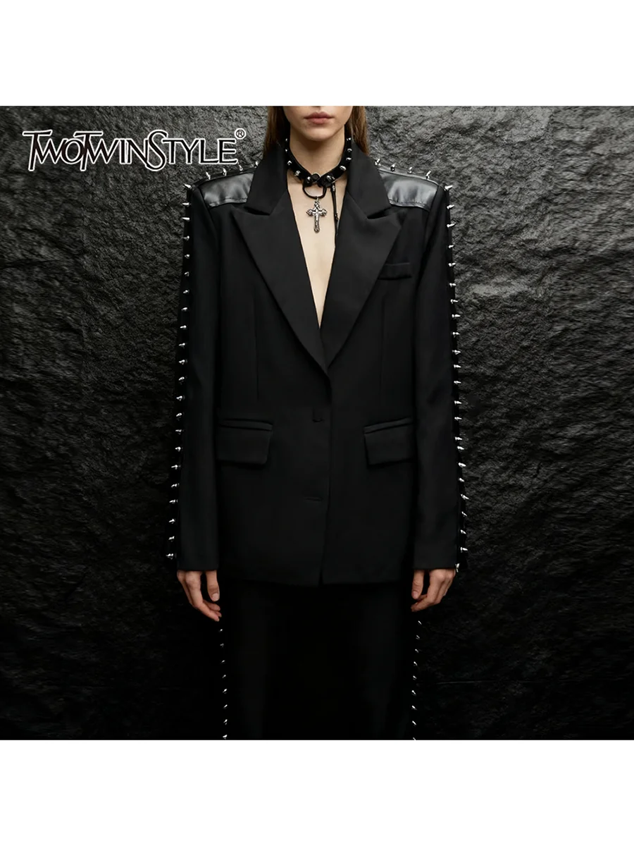 

TWOTWINSTYLE модные блейзеры в стиле гранж с заклепками для женщин, лоскутный кожаный нишевый пиджак с лацканами и длинными рукавами, женская одежда