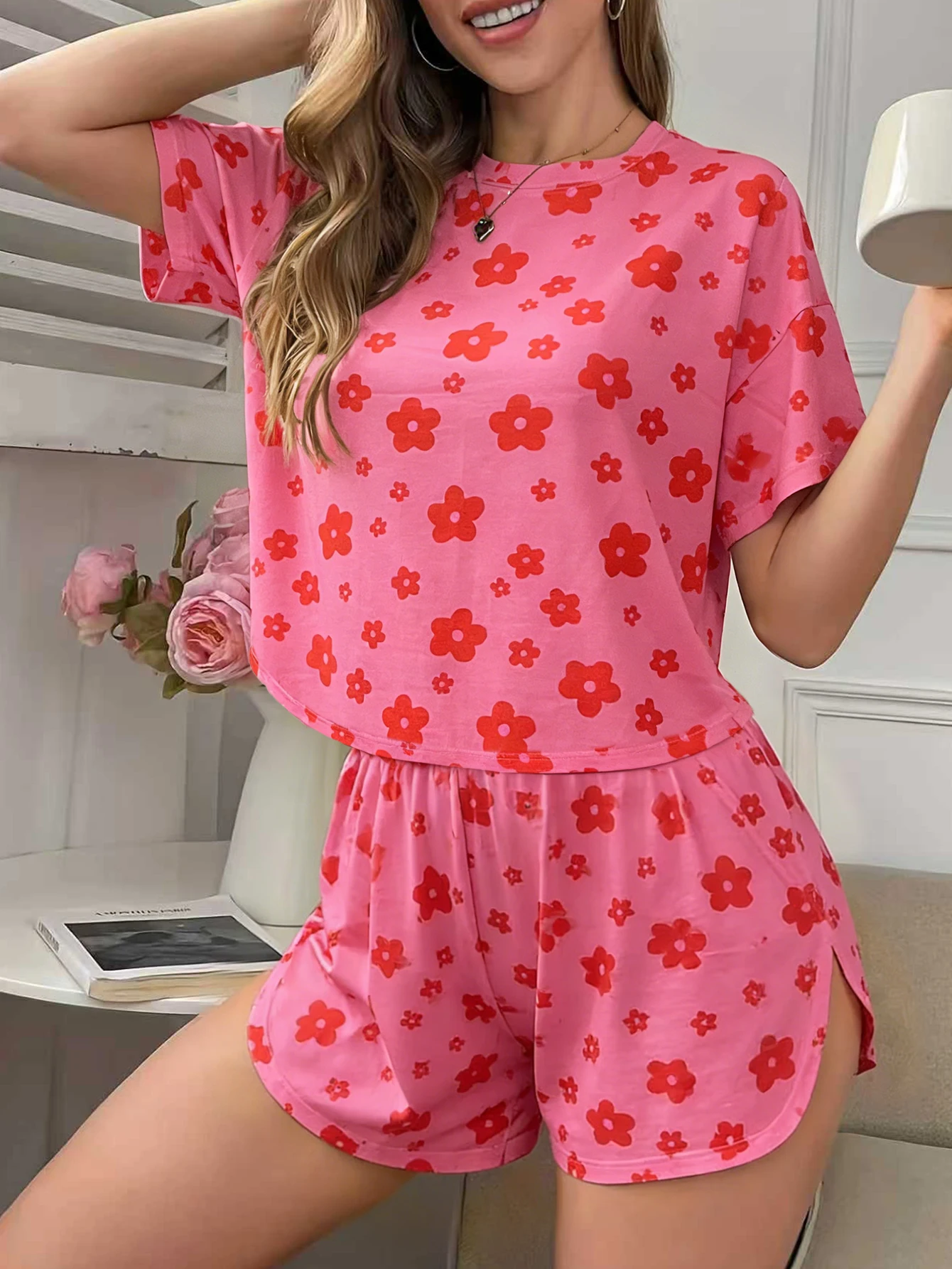 

Four-Season Pajamas for Women, Elegant and Cute Printed Designs, Comfortable and Suitable for Wearing Outside, Short-Sleeved Home Wear Two-Piece Set