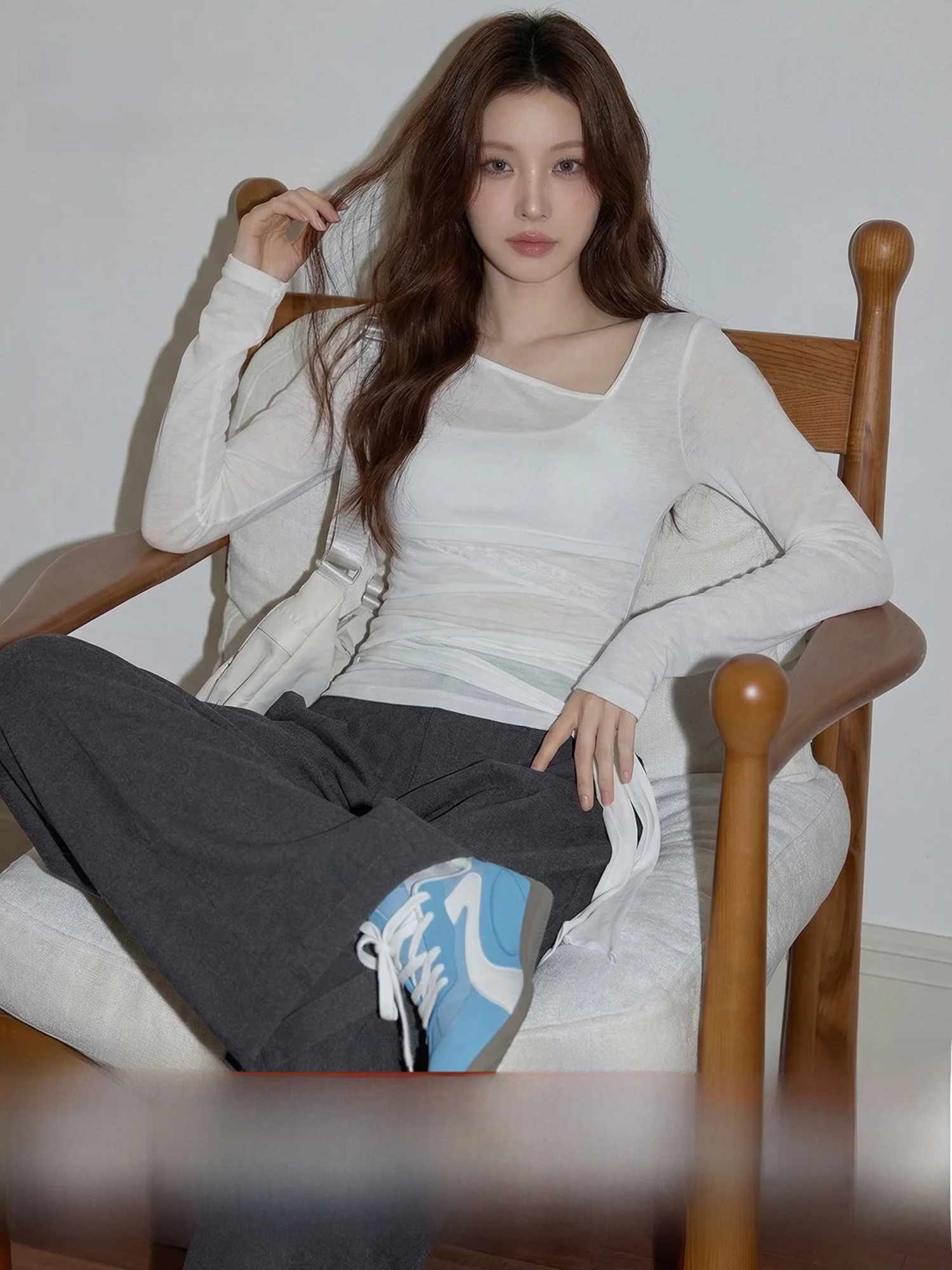 

Женская футболка Meng Xiaoqi Pure Desire с длинным рукавом, облегающая, белая, с прозрачными вставками и уникальным дизайном на бретелях