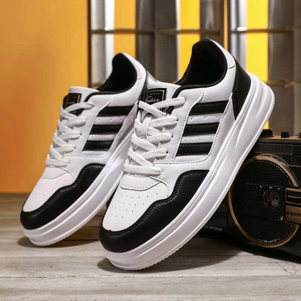 

New Light Skateboarding Shoes Men Soft Deodorant Trekking Sneakers Men Outdoor Walking Shoes Black White ONEMSize