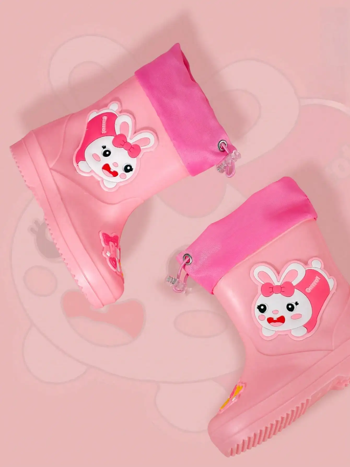 زوج من أحذية المطر الكرتونية للأطفال على الطراز الجديد. حذاء مطر للفتيات مضاد للانزلاق ومقاوم للاهتراء.