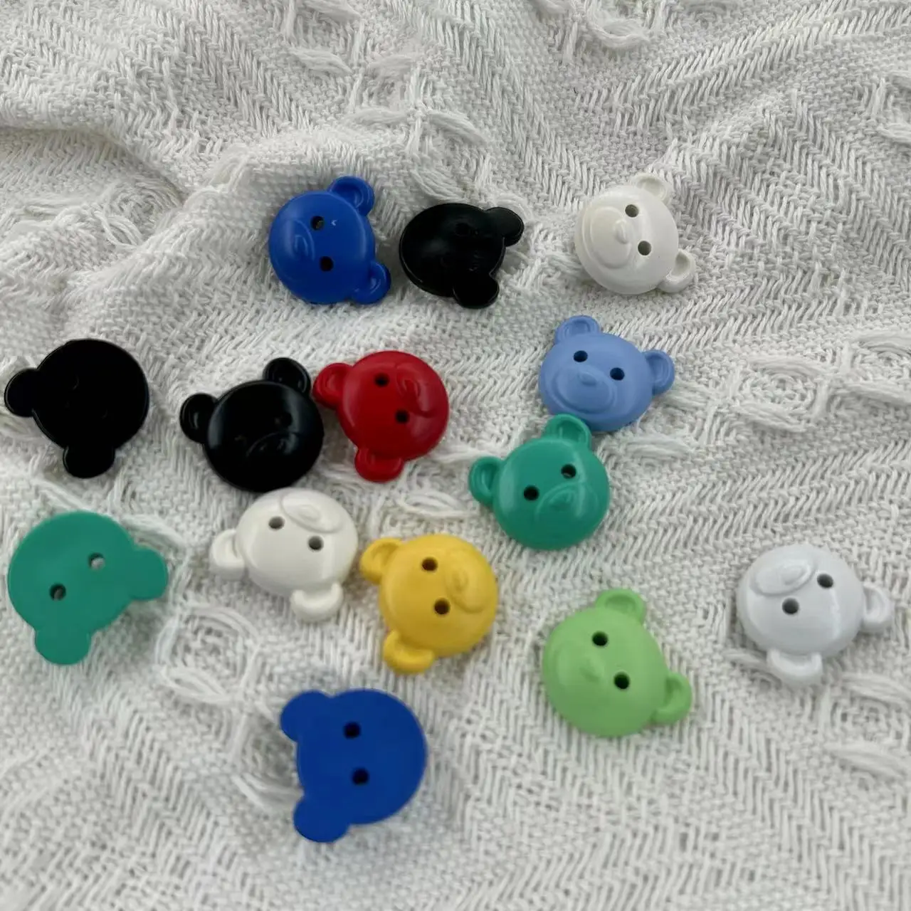 30Pcs/lot Colorful Two eyed Bear Plastic Spray Paint Button Children's Sweater Coat Knitted Clothing Hand Sewing Button N092