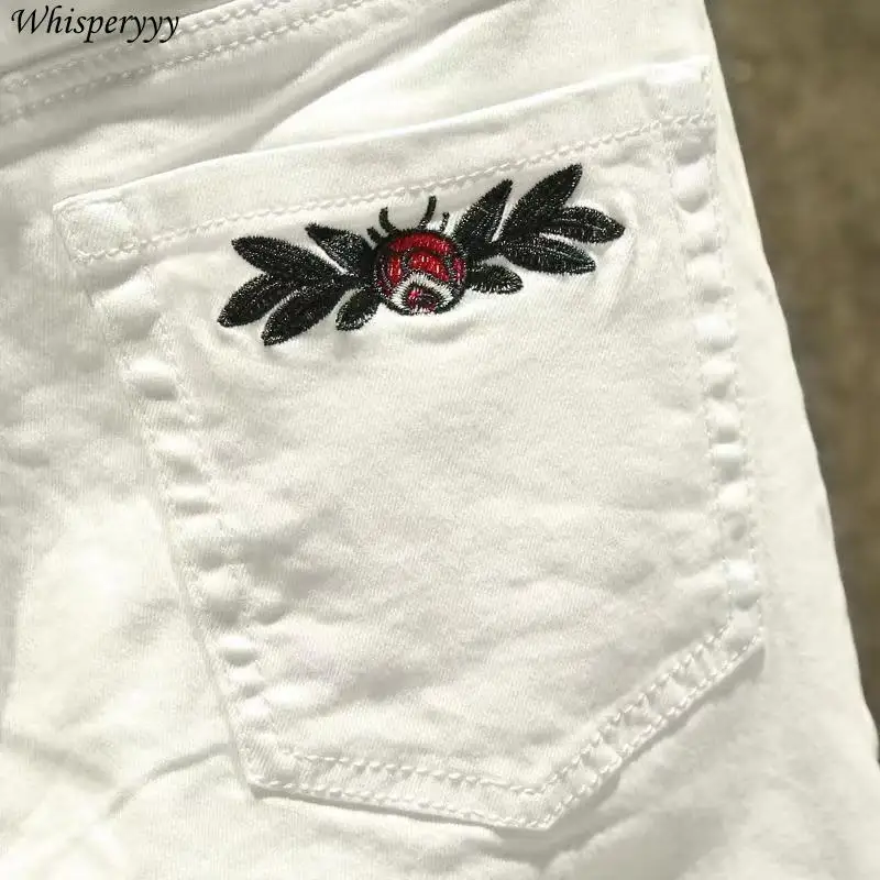 Pantalones cortos vaqueros bordados blancos de verano, ropa para hombre, pantalones finos de cinco puntos, ropa de calle, pantalones vaqueros informales para hombre