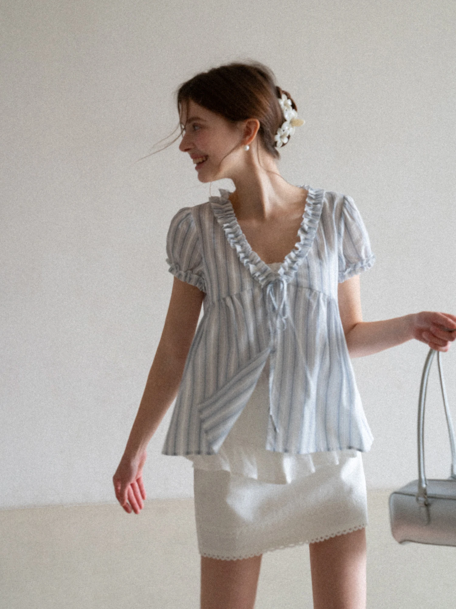 

EGGKA Женская летняя хлопковая рубашка свободного кроя с V-образным вырезом, полосатыми рукавами-фонариками, в повседневном стиле, модный дизайн