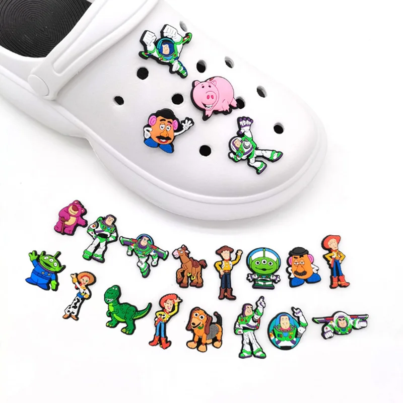 Miniso Bad Lightyear Schuhzubehör Gartensandalen Schnallendekorationen Passend für Jungen Herren Sandalen Charm Ornamente Partygeschenke