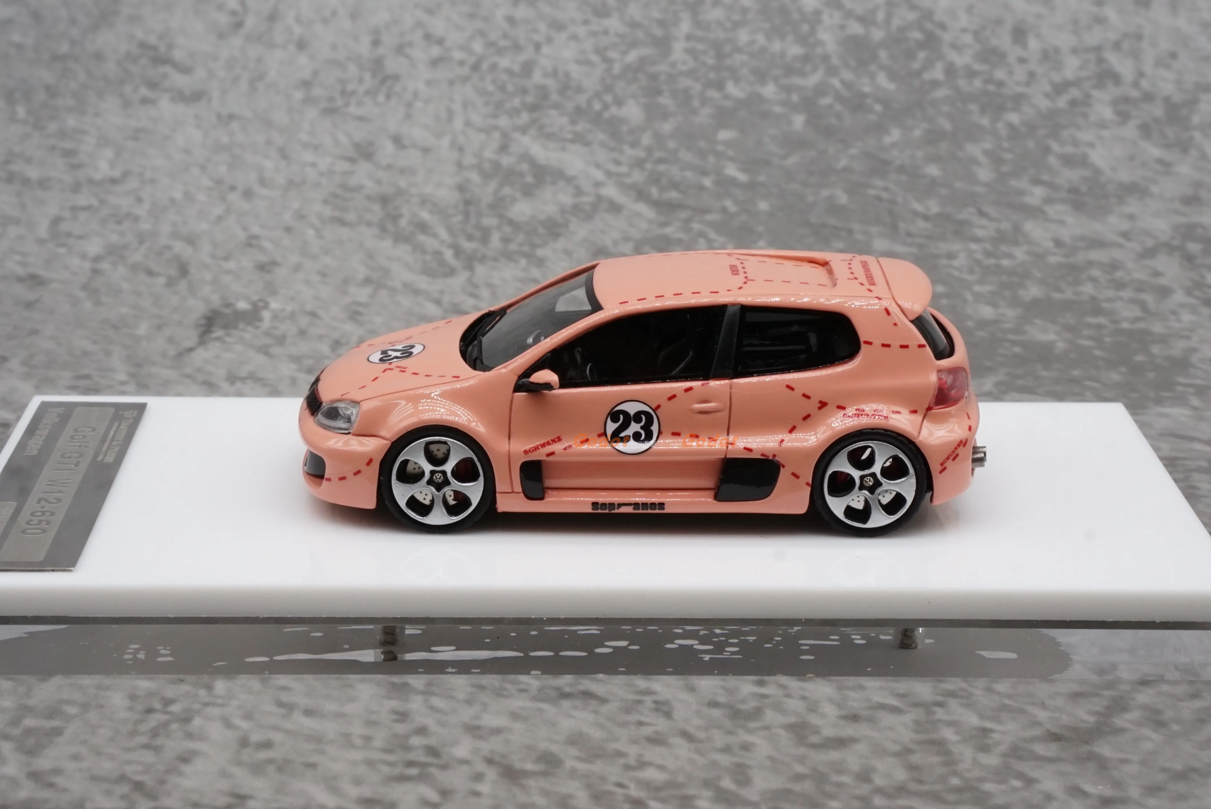 1:64 Volkswagen Golf GTI W12 650 Pink Pig Limited Edition Resin Model Car Gift