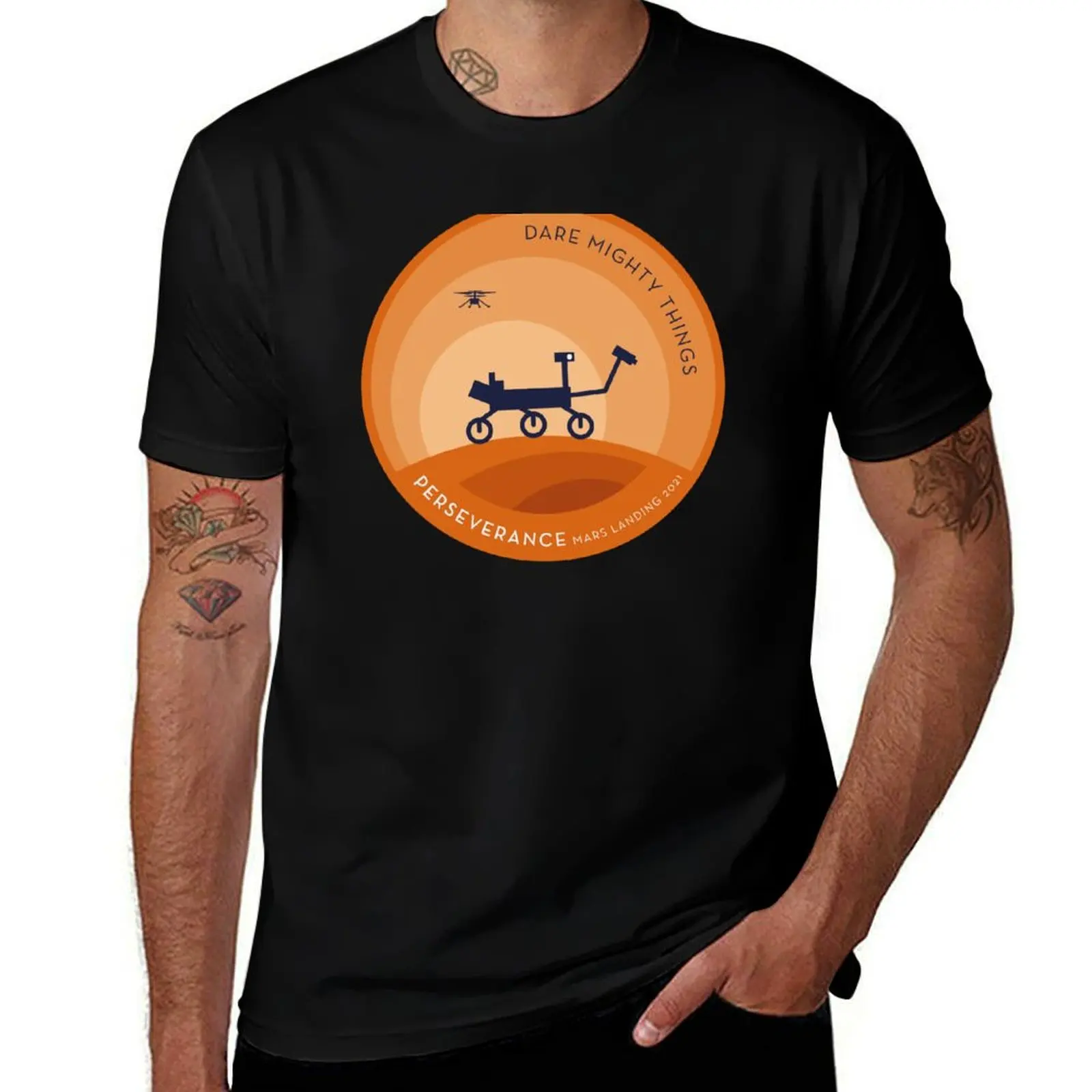 T-shirt avec patch hommage à la silhouette du Rover Perseverance Mars Day, avec panneaux en maille respirante