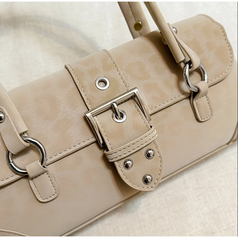 Leopardenmuster-Nieten-Unterarm-Schultertasche, Damen Vintage-Handtasche mit Schnallendesign, Y2k Mädchen Mode Party Retro Metall-Nieten-Handtasche – Detail 6