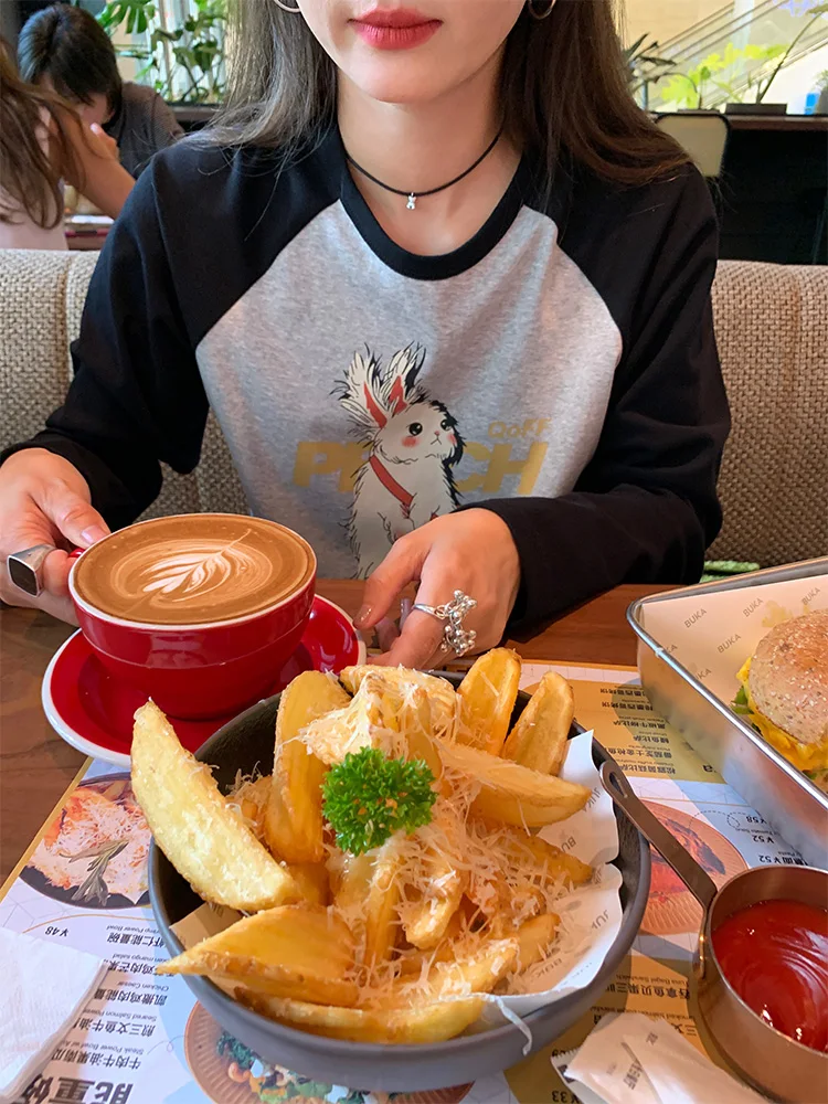 تي شيرت رمادي بأكمام طويلة للنساء بتصميم قصير وتصميم عصري للخريف وطباعة أولية ونمط مناسب للتنقل وفضفاض من القطن برقبة دائرية