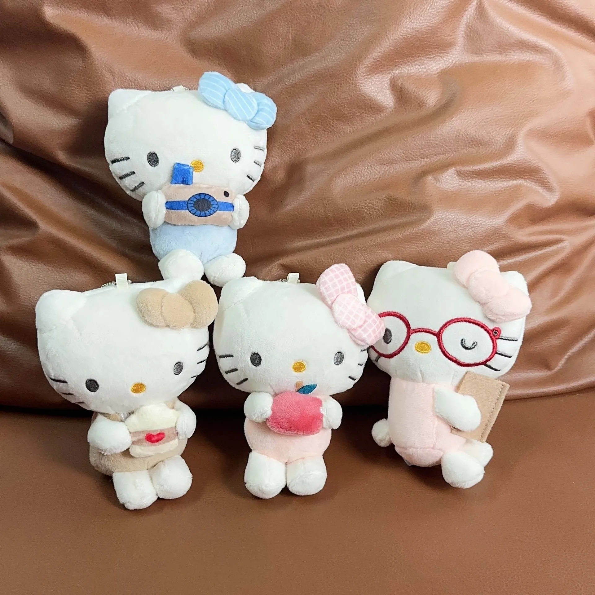 

Милый Hello Kitty Heisei, популярный плюшевый брелок для девочек, очки, молочная камера, мультяшный котенок, замшеная кукла, украшение для рюкзака ﻿