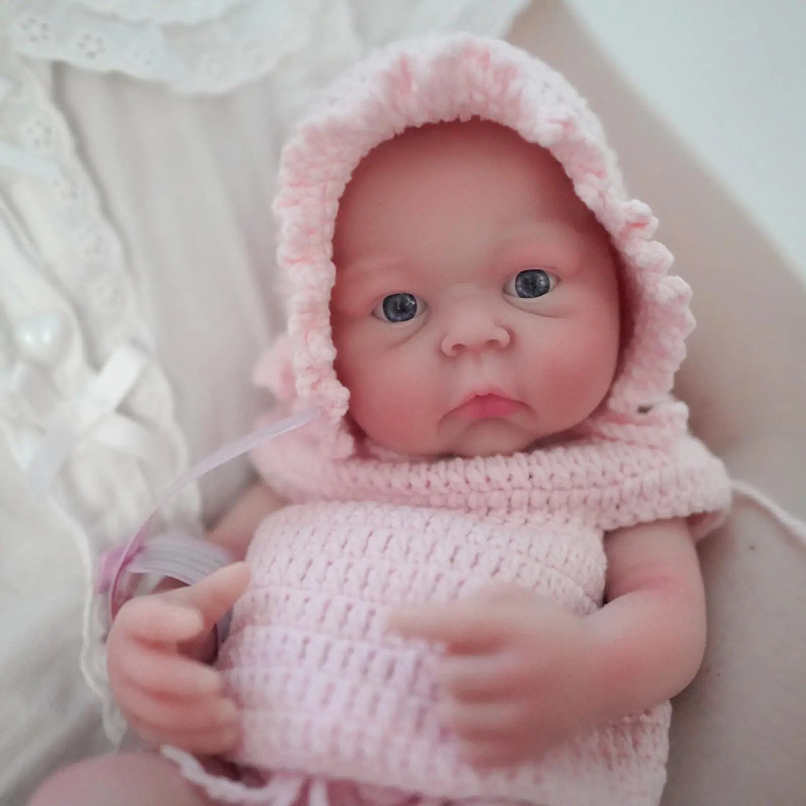 12 Zoll große, lebensechte Reborn-Puppe aus weichem Silikon mit rosa Outfit und Zubehör, inklusive süßer Puppenkleidung – Detail 2