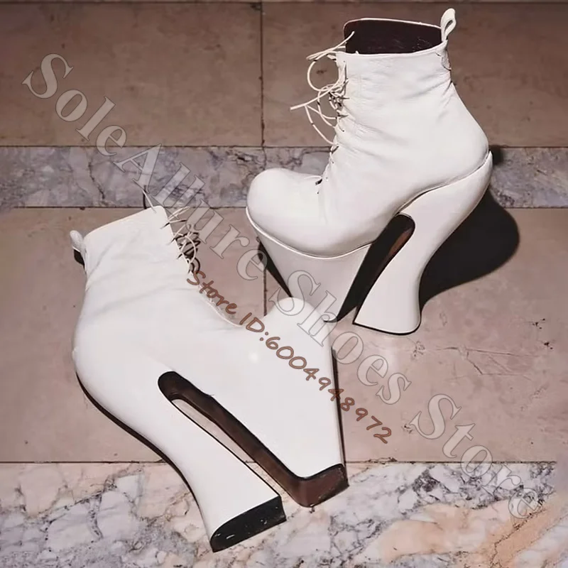 Extreme Plateau-Keilabsatz-Stiefeletten mit glänzendem Lack-Look, runder Zehenpartie, Schnürung, seitlichem Reißverschluss und superhohem, klobigem Keilabsatz im Gothic-Stil.