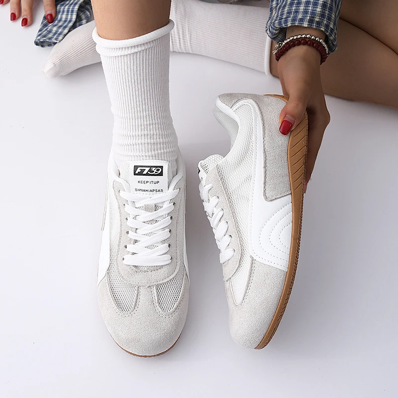 2025 جديد وصول المرأة كعب مسطح الأبيض عداء أحذية رياضية النمط الألماني أحذية تدريب كل مباراة أفضل بائع الخريف الرياضة عادية