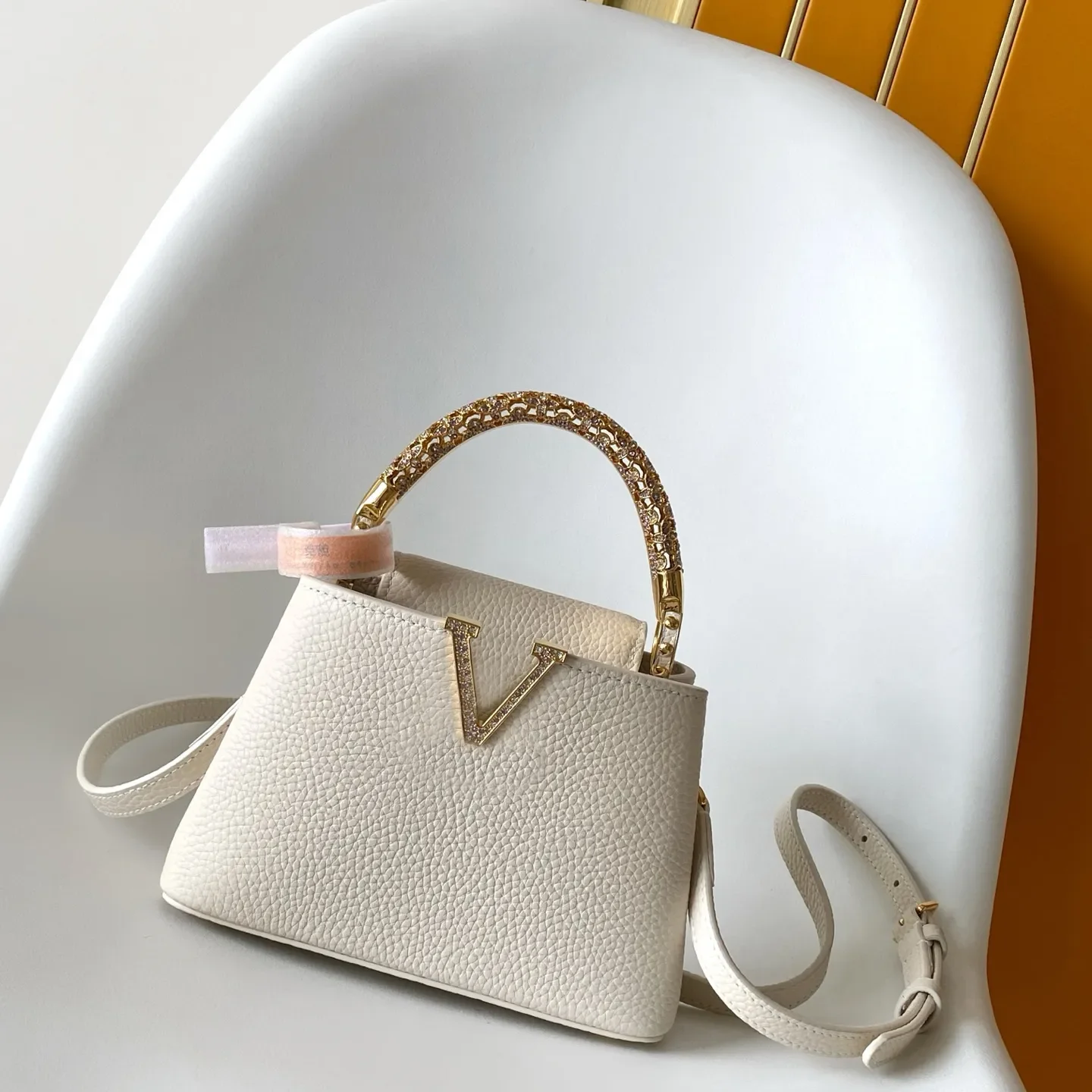 

Дизайнерская мини-сумка Capucines 10A из премиальной импортной телячьей кожи с ручкой из драгоценных камней, трансформируемым клапаном, возможностью ношения на несколько способами