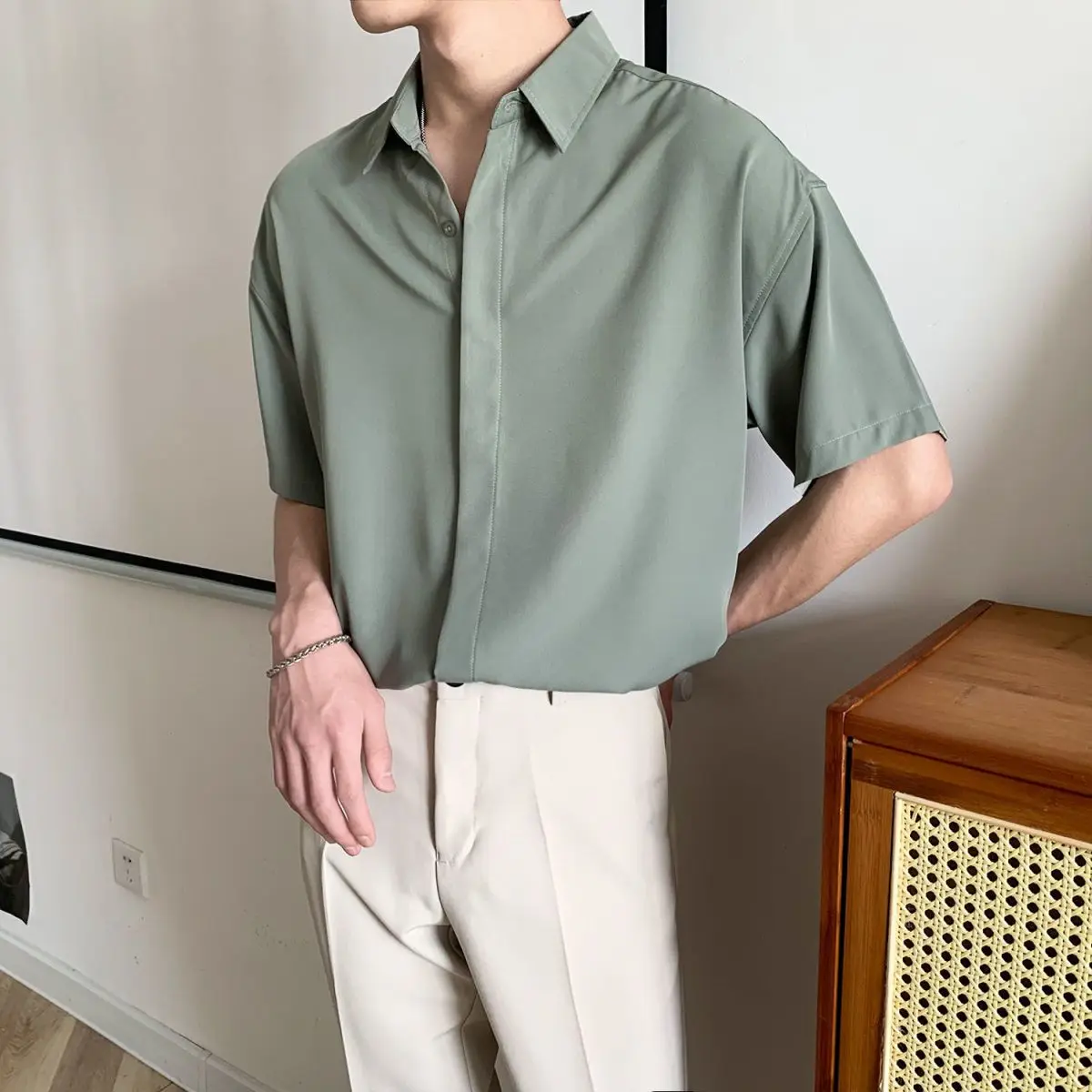 男性シャツ無地半袖グリーンメンズシャツルーズ襟エレガントな韓国の人気の服通常のファッション男 2025 スタイル