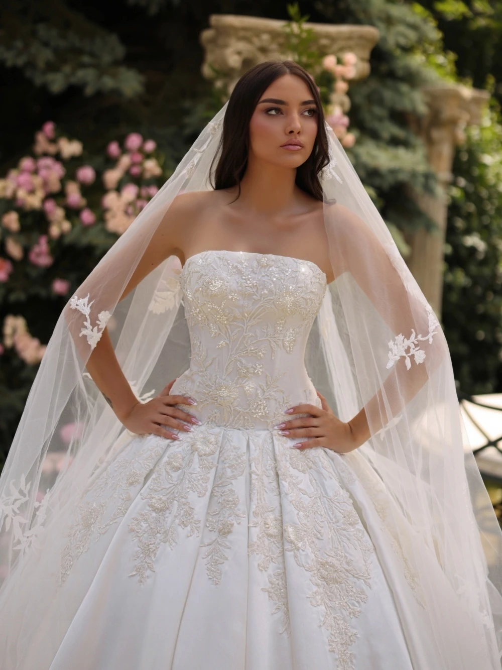 

Элегантное свадебное платье без бретелек с вышивкой бисером, пышное бальное платье для женщин, индивидуальный пошив, струящийся атлас, роскошный наряд для невесты