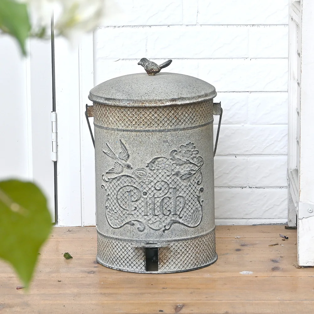 Wrought iron garden trash can, courtyard decoration retro foot-pedal large capacity silent outdoor cast iron trash can with lid