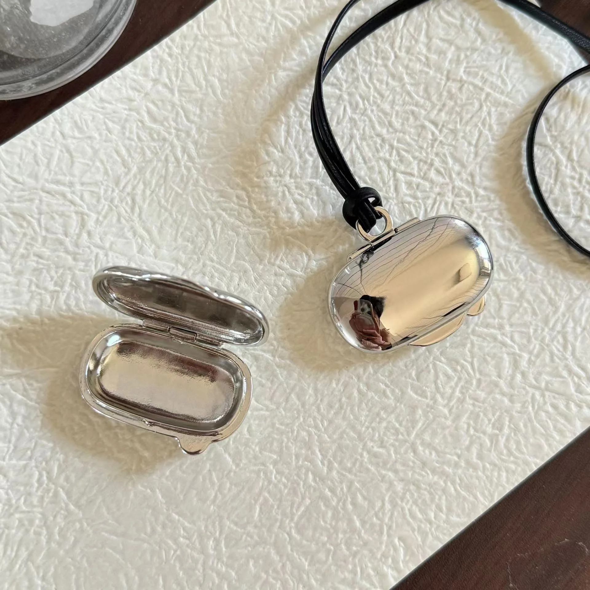 

High quality new 2025 trend hot selling brand long leather rope necklace box INS niche design high-end experience anniversary