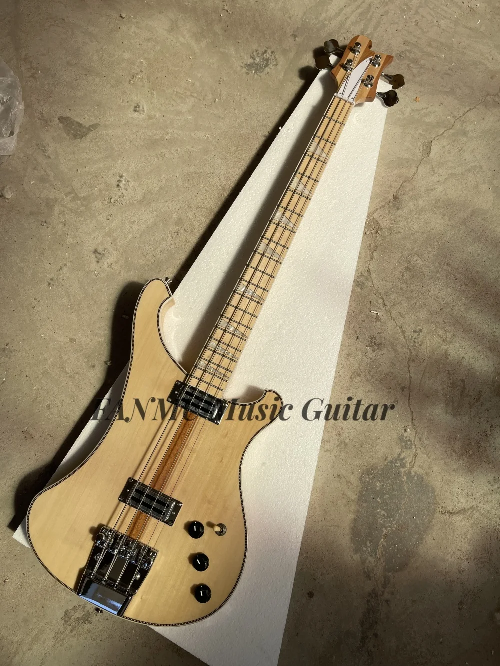 

4-струнный натуральный бас, фиксированный мост, 3-х предметный гриф через корпус из цельного дерева, переплет из рыбьей кости, кленовый гриф, заводской заказ