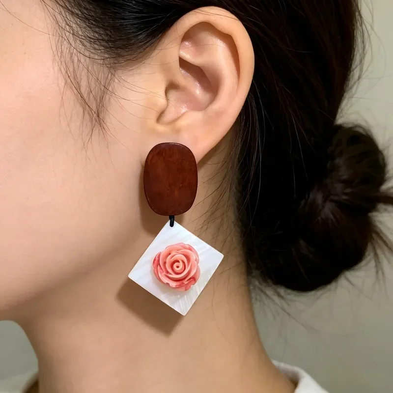 French retro wooden shell pink rose stud earrings gentle wind three-dimensional rose contrasting color long earrings rose