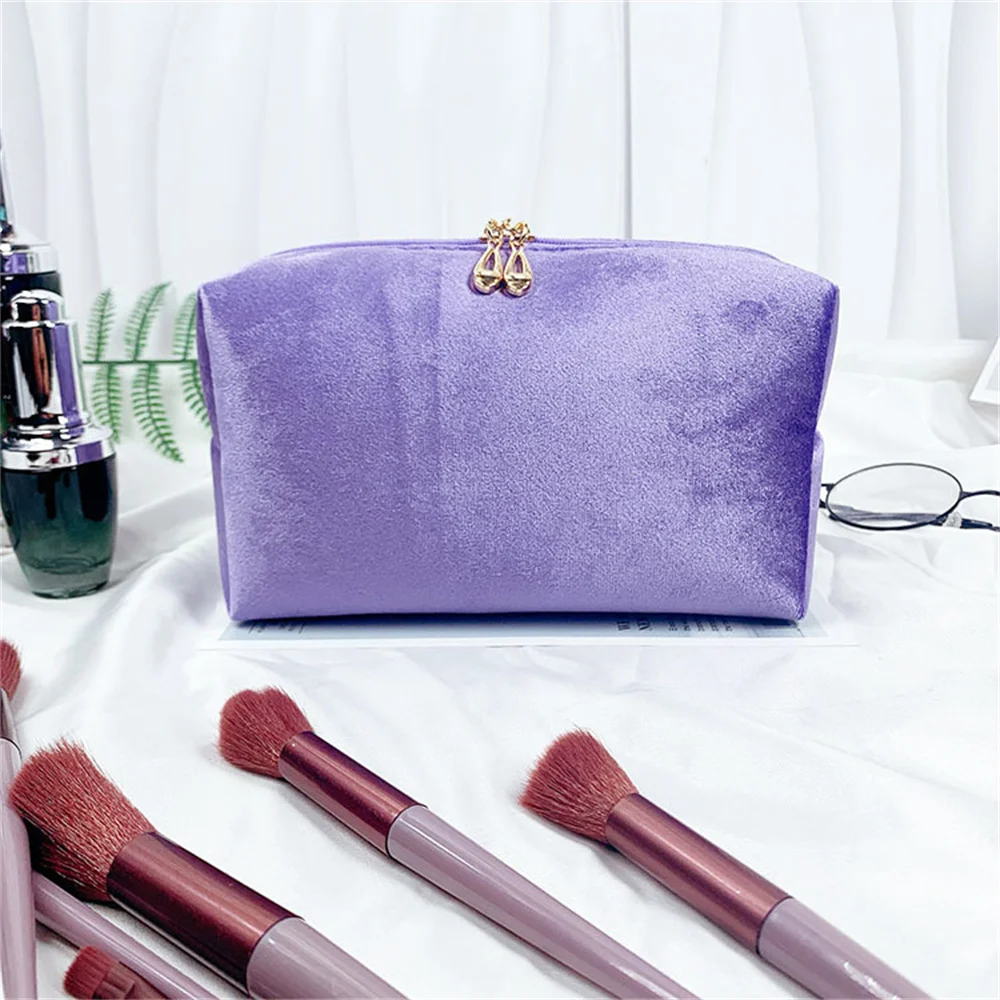 Borsa per il trucco in velluto Nome personalizzato Borsa portatile in peluche con nome ricamato Borsa da toilette Borse portaoggetti regalo per damigella d'onore