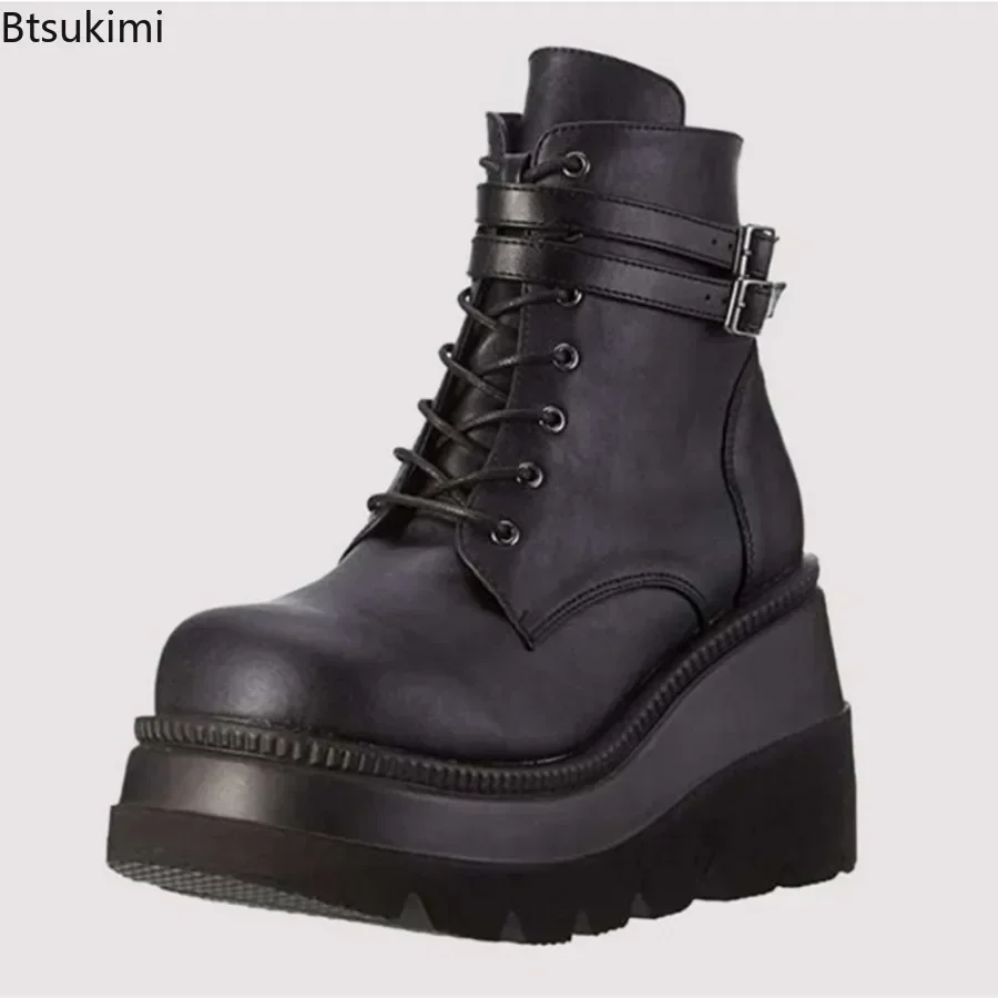 Botas de plataforma de couro PU para mulheres, fivela de motocicleta, salto alto, cunhas, sapatos punk, inverno, 2024