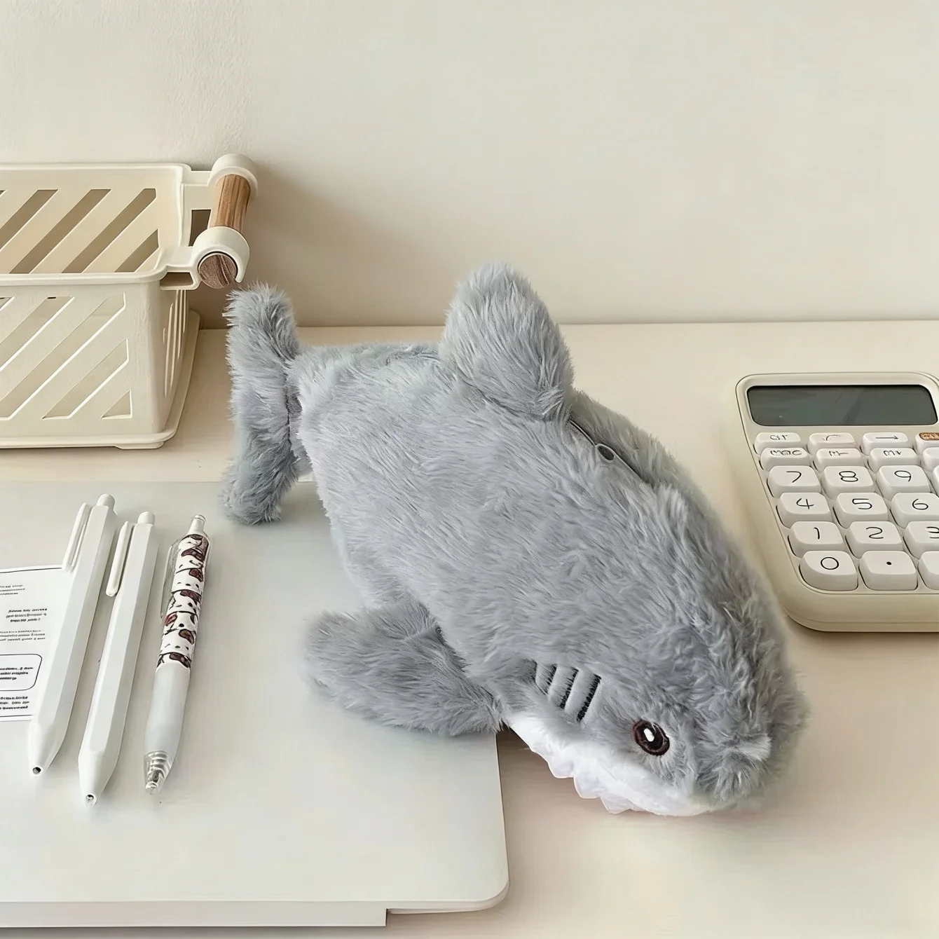 Federmäppchen, Plüsch-Cartoon-Hai-Federmäppchen, Tasche mit großem Fassungsvermögen, niedlicher Stifthalter mit Reißverschluss für Schule, Büro, Zuhause