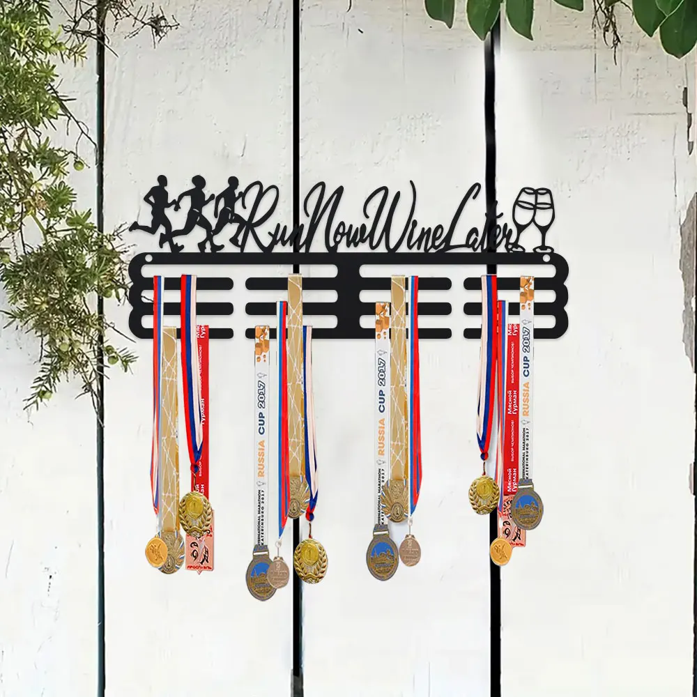 Elegante Exhibidor de Medallas con la Frase "RUN NOW WINE LATER", Colgador de Pared de Hierro con 18 Ganchos para Premios, Cintas y Medallas de Maratón