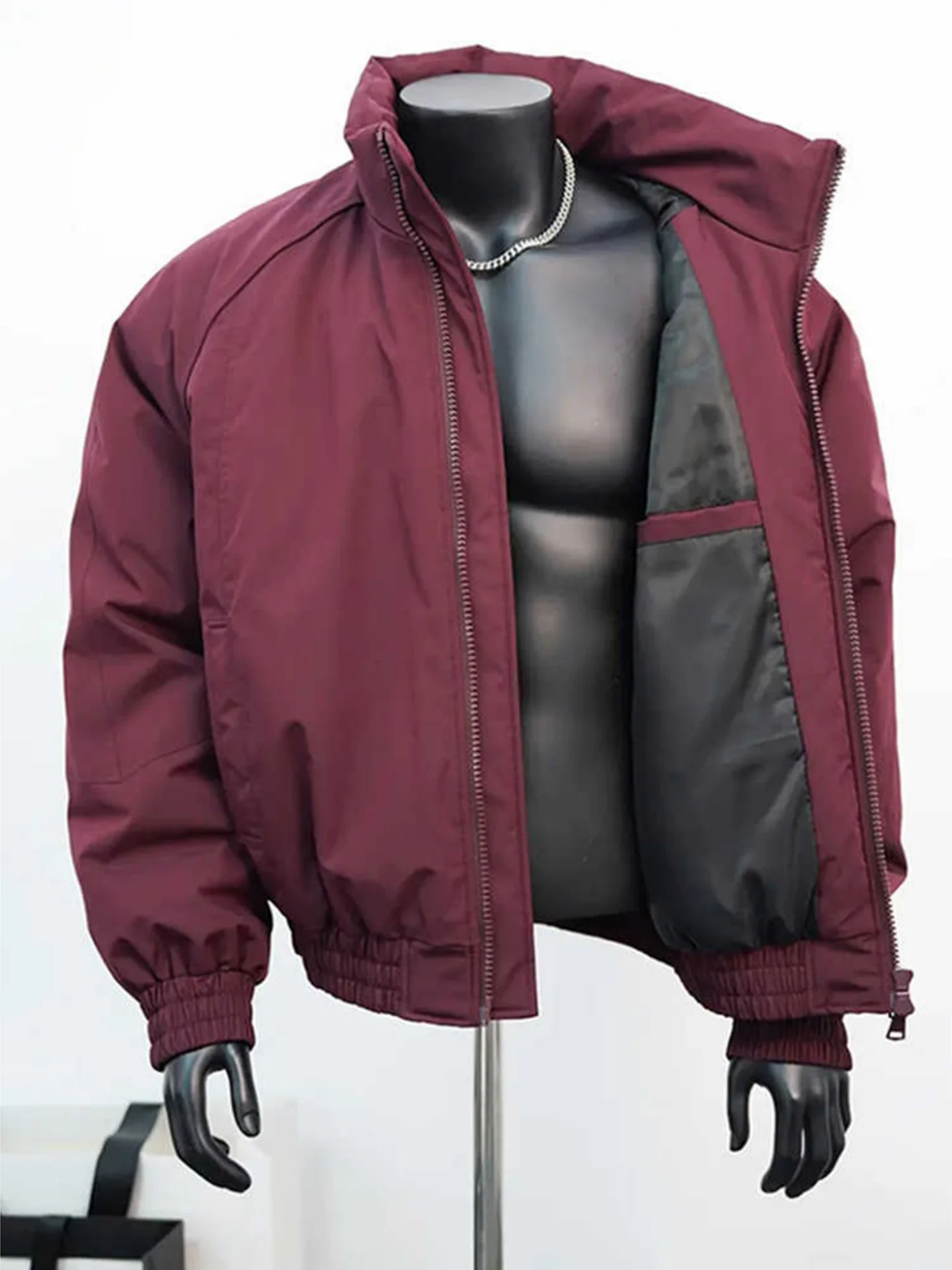 

Мужская зимняя теплая куртка-бомбер американского кроя цвета красного вина с воротником-стойкой, утепленная, из хлопка и полиэстера