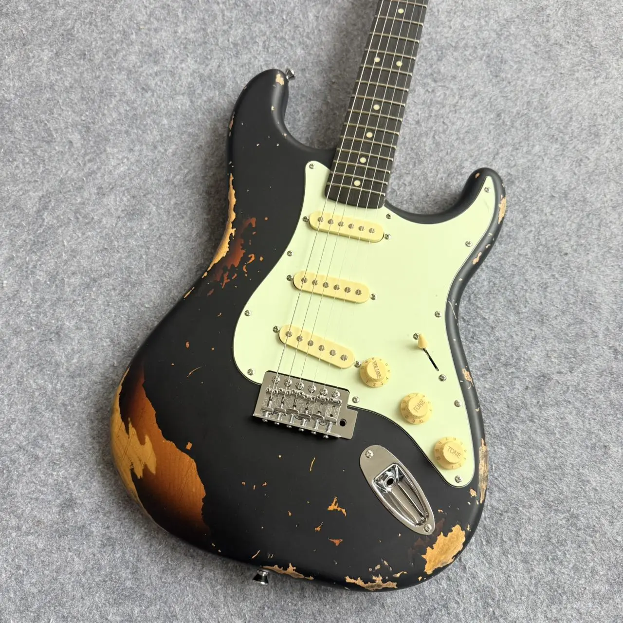 2026 new  style  guitar, handmade, black and sunburst color, nitrocellulose finish, alder body, in stock with
