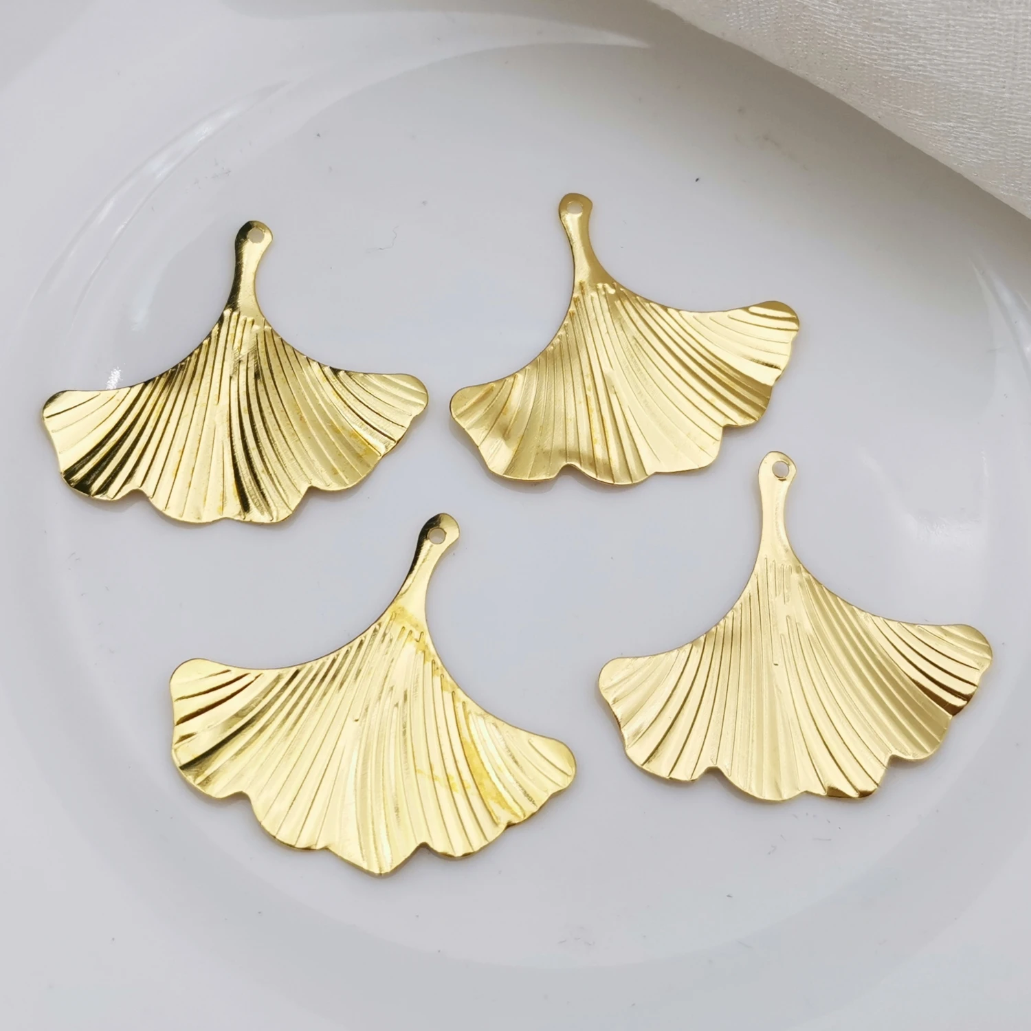 30 pieces 33x36mm Gold color Metal Filigree Ginkgo Leaf Flower Slice Charms Base Setting DIY Jewelry Components Findings