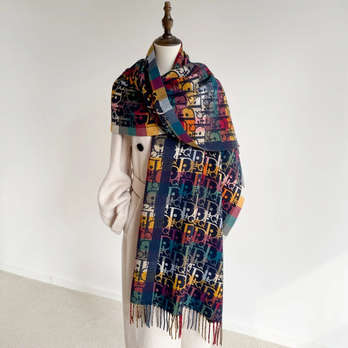 Women's Vintage Letter Print Shawl, Soft Fringe Scarf, Warm Reversible Wrap for Autumn Winter Daily Outfit