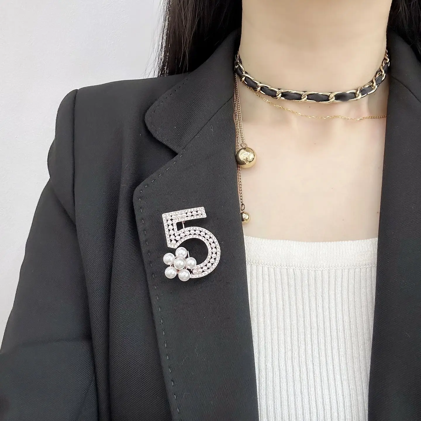 New Women's High-end Luxury Digital 5 Brooch Artificial Pearl Rhinestone Pin Suit Jacket Chest Flower