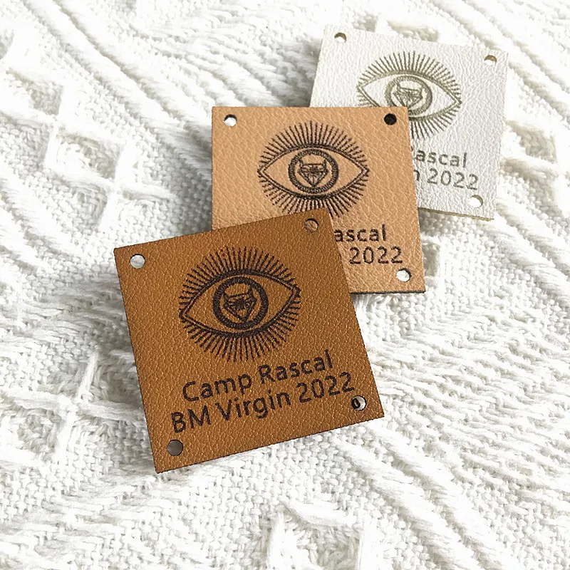 50 stücke Personalisierte leder tags für stricken kleidung Anpassen nähen zubehör etiketten mit logo Quadrat handmade garment label