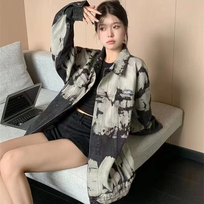 Übergroße Vintage-Jeansjacke mit kontrastierendem Batik-Druckknopfkragen im Streetwear-Stil für Frühling und Herbst