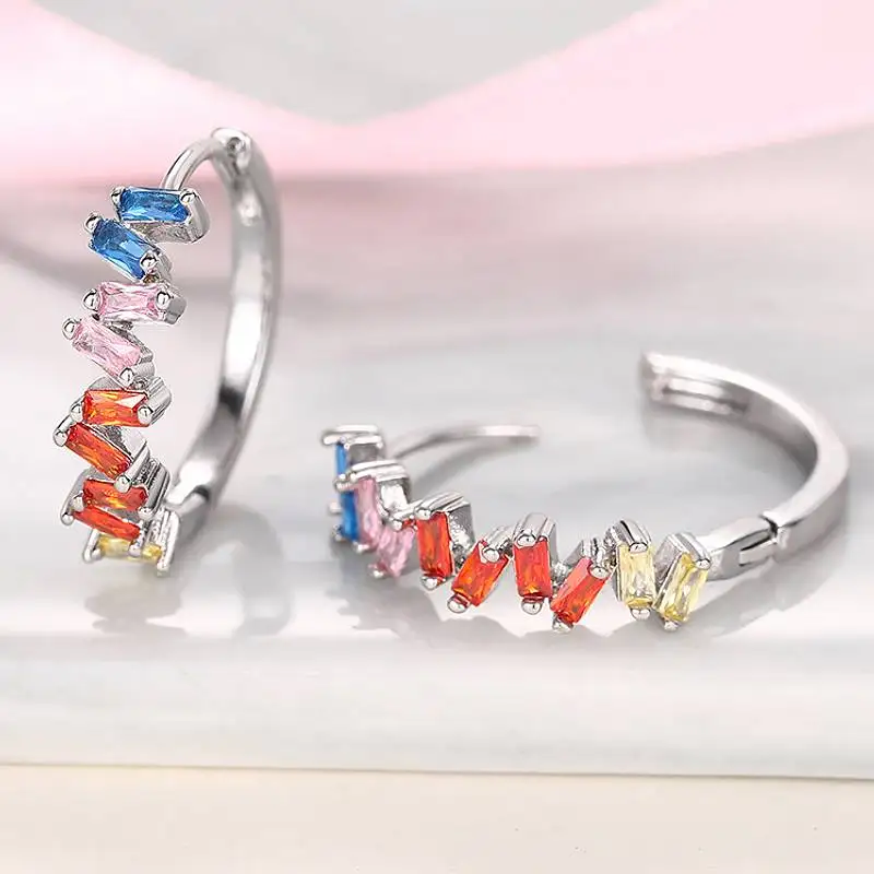 Huitan Ästhetische Damen-Creolen mit mehrfarbigen Einsätzen, elegantes Accessoire für Hochzeit, Verlobung, trendiger Damenschmuck