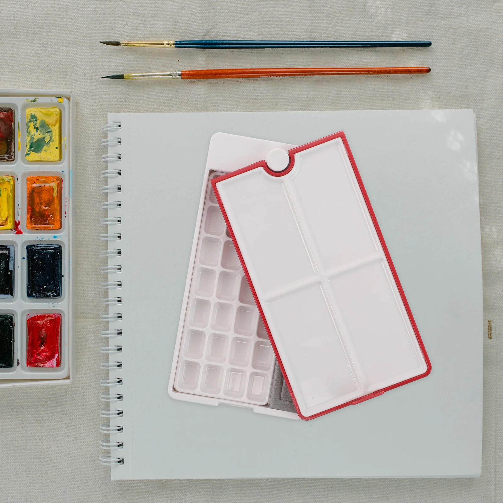 

28 Well Portable Watercolor Palette with Rotating Base 14x7.2x2cm Large Capacity Travel Paint Tray for Outdoor Sketching and