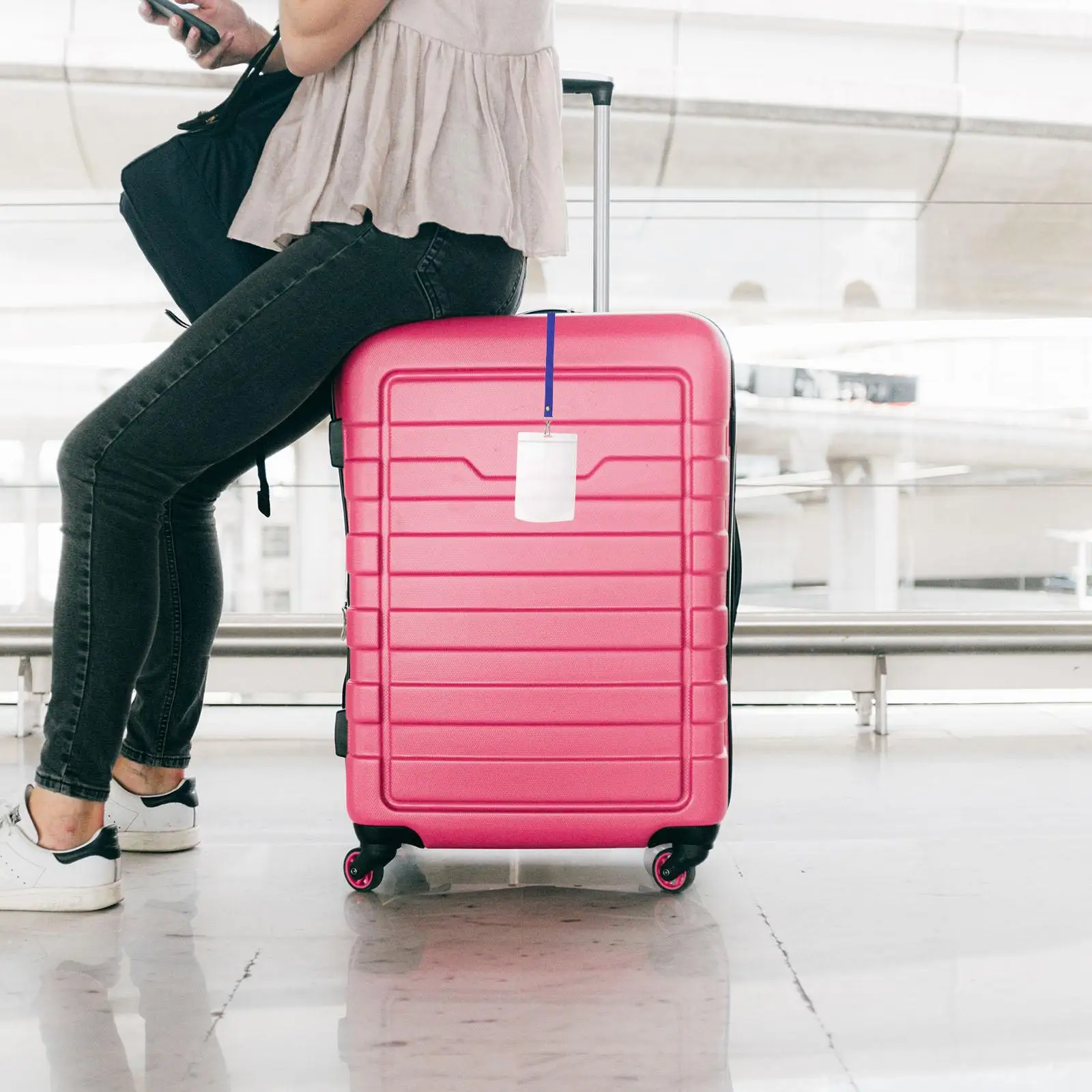 8 ชิ้นผู้ถือบัตรชุด ID ฝาครอบแท็กแขวนน้ําหนักเบาสัมภาระอุปกรณ์เสริม Storage Solution