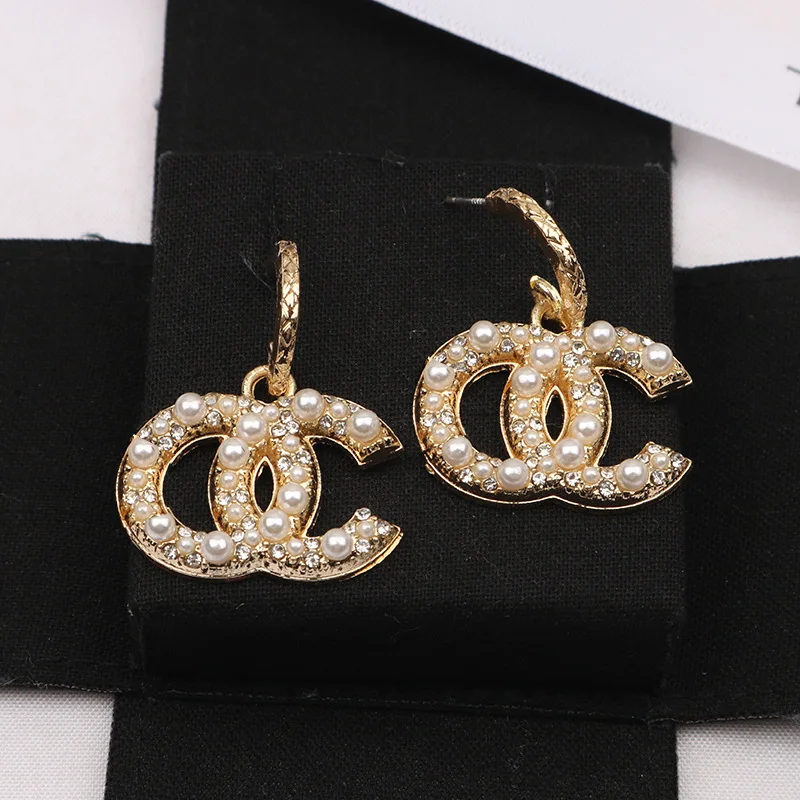 

2025 New Fashionable Earrings Japanese and Korean Personalized Mother of Pearl Earnail Fragrance Grandma Earrings