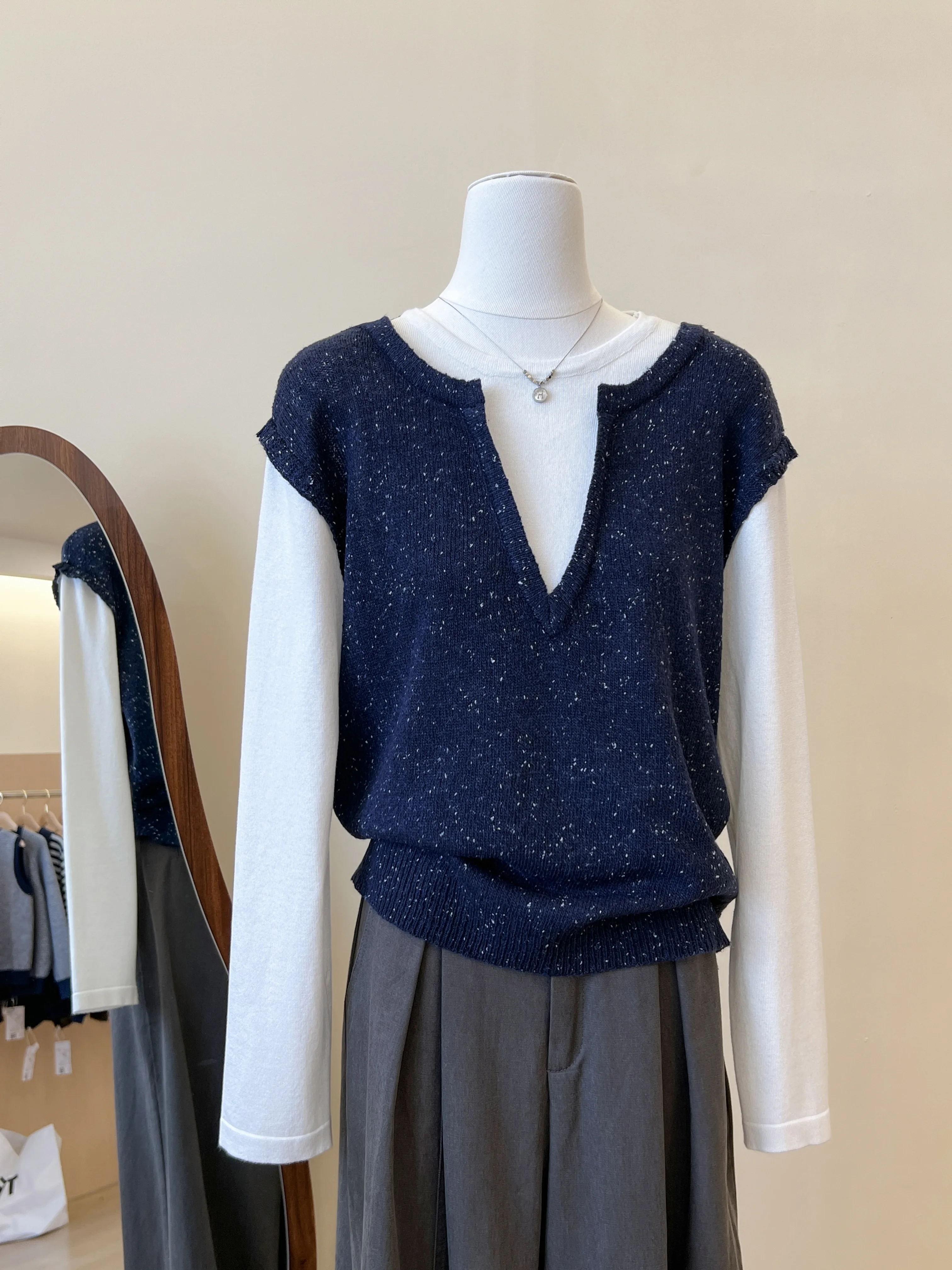 한국 스타일 기품 있는 니치 페이크 투피스 긴팔 니트 스웨터 2025 가을 신상 고급스러운 대비 색상